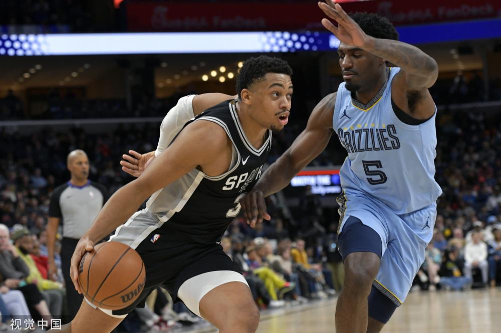 这对正在崭 这对正在崭