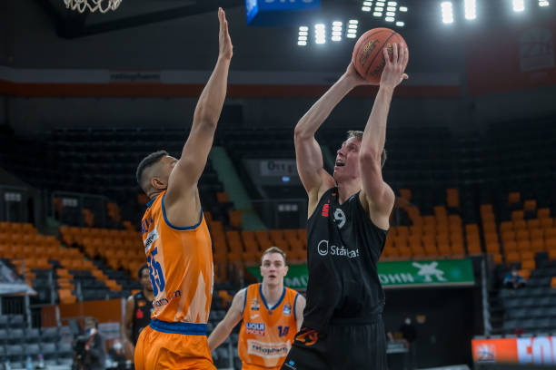 其中扮演着 其中扮演着